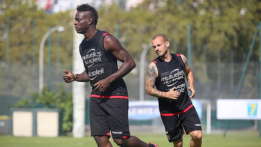 Sneijder com Balotelli no Nice