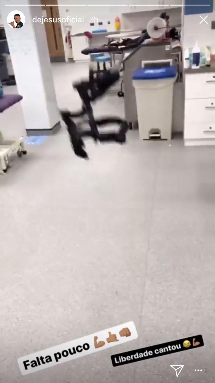 Gabriel Jesus tirando a proteção do joelho machucado