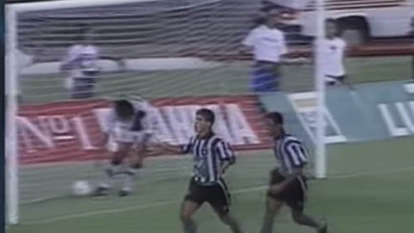 1996 - O Botafogo fez um jogo histórico no Maracanã contra o Vasco. Ganhou por 5 a 3 com reviravoltas no placar. O Glorioso foi para o intervalo perdendo por 1 a 0, mas virou para 4 a 1 e depois deixou o Cruz-Maltino encostar.