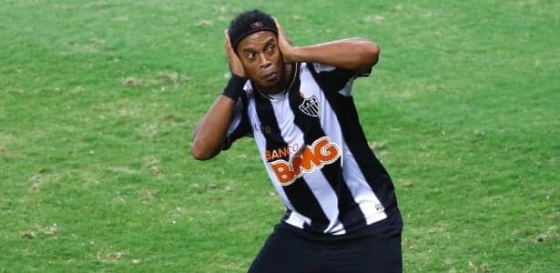 Em 2013, após marcar o gol do título estadual do Atlético-MG, Ronaldinho Gaúcho chegou perto da torcida rival e simulou jogar uma granada na arquibancada