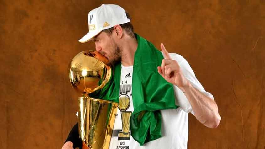 Tiago Splitter fez história ao se tornar o primeiro brasileiro campeão da NBA, pelo Spurs, em 2014