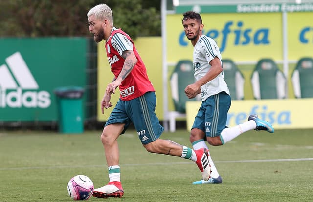 Lucas Lima, que trabalhou entre os titulares, disputa jogada com Scarpa