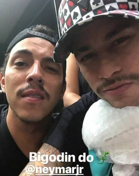 De bigodinho, Neymar se diverte em noite de pôquer com os 'parças'