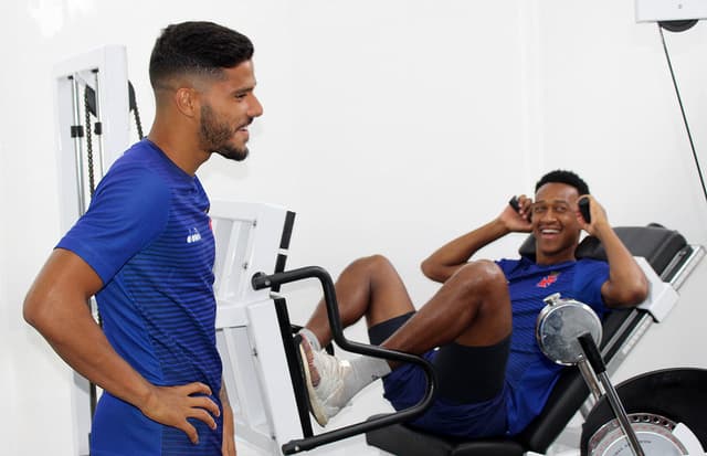 Henrique e Fabrício disputam vaga