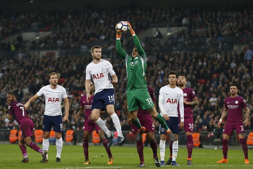 Ederson (Manchester City) - O goleiro brasileiro Ederson continua sendo um dos destaques positivos da equipe do City. Contra o Tottenham, o goleiro sofreu um gol, mas não teve culpa na finalização. Ederson saiu bem do gol, mas a bola respingou no zagueiro