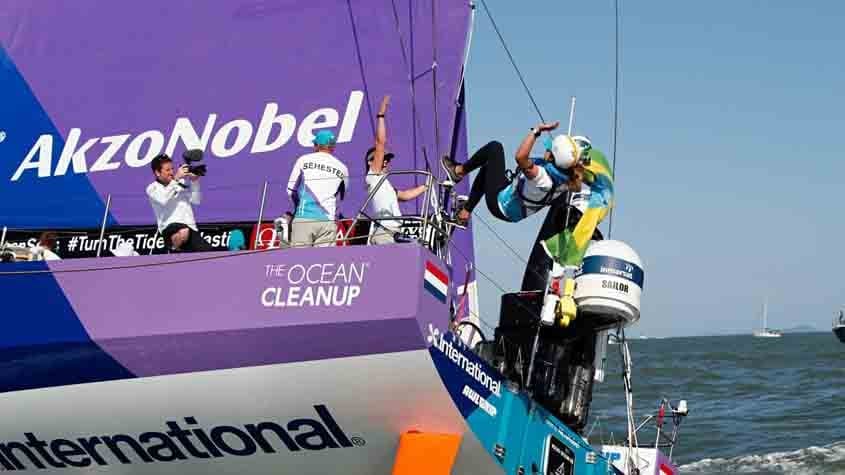 Kahena Kunze saltou do barco de Martine Grael na largada para a etapa rumo a Newport