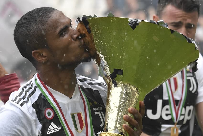 Douglas Costa (Juventus) - O meia-atacante foi titular da Juventus na vitória por 2 a 1 sobre o Verona, e teve atuação discreta, sendo substituído no início do segundo tempo por Higuaín.