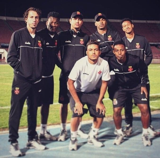 Imagem postada pelos jogadores do Vasco tiverem legendas polêmicas