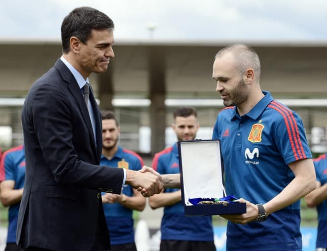 Primeiro ministro Pedro Sánchez e Iniesta - Espanha