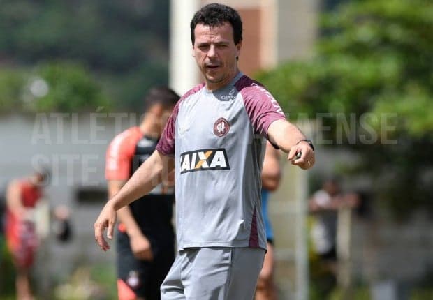 Técnico Fernando Diniz vem sendo muito questionado no comando do Atlético-PR