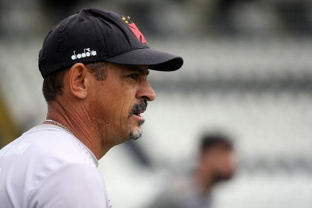 Valdir Bigode comanda treino em São Januário