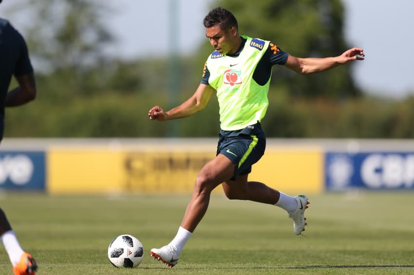 Casemiro durante treino da Seleção em Londres