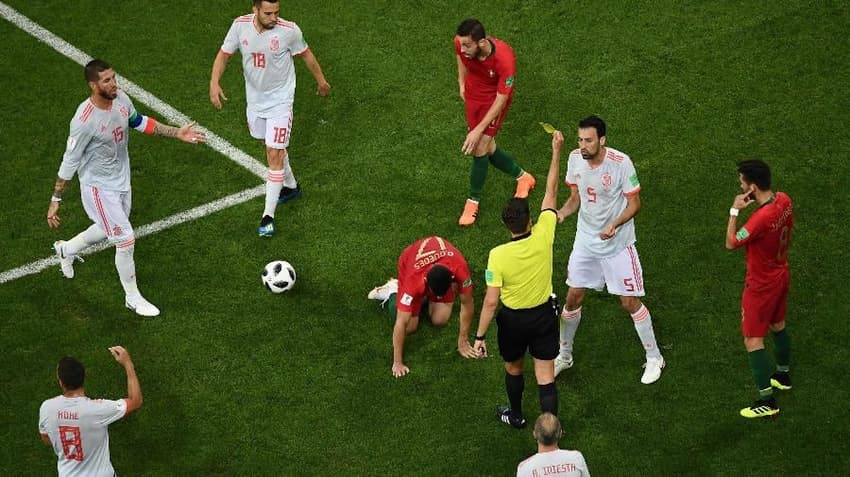 Busquets leva amarelo no jogo entre Espanha e Portugal