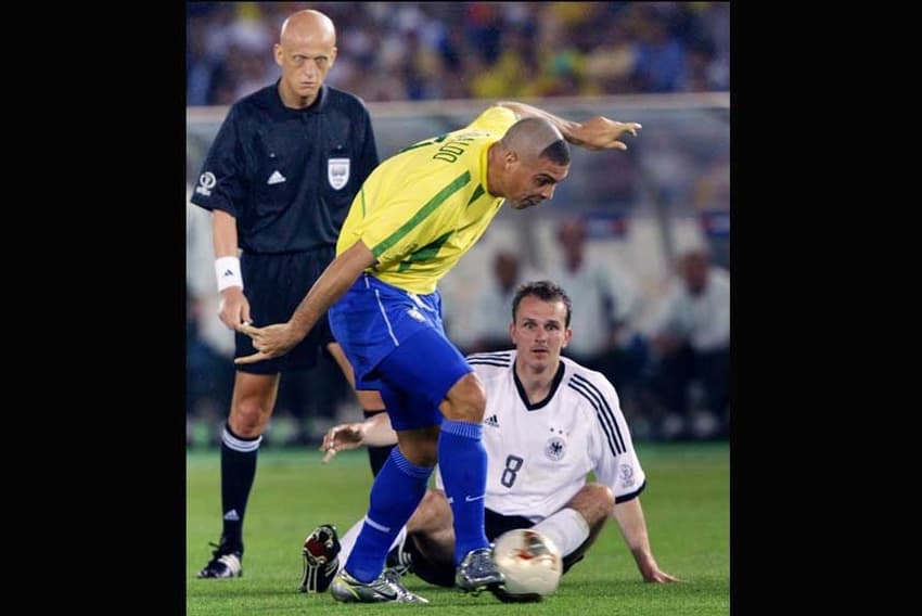 2002 - Na Copa do Mundo do Japão e Coreia, o italiano Pierluigi Collina apitou a decisão entre Brasil e Alemanha. Os brasileiros venceram por 2 a 0 e conquistaram o penta no estádio de Yokohoma.