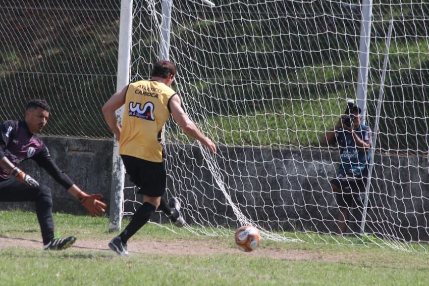 Túlio balança a rede em treino coletivo no Atlético Carioca