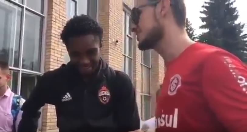 Vitinho conversa com torcedor colorado