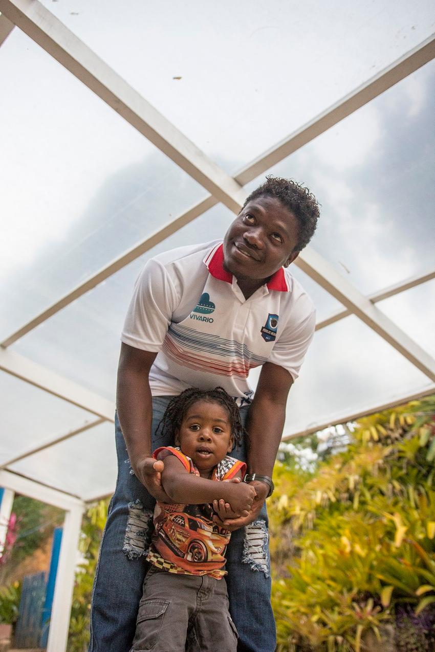 Solon, auxiliar técnico do Pérolas Negras, com o filho Vavá