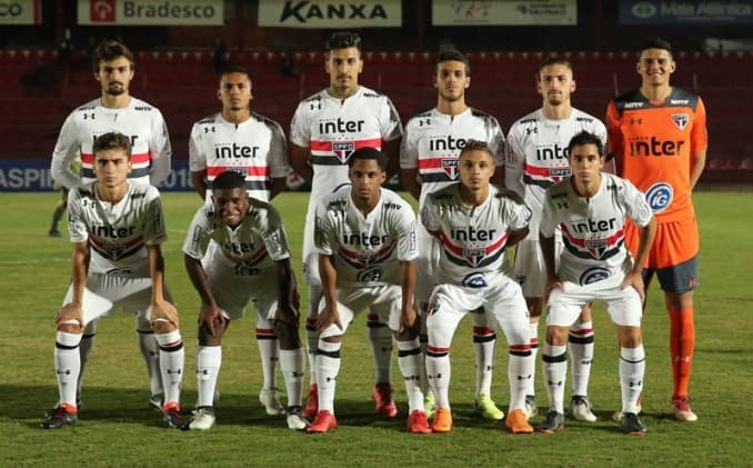 Time-base do São Paulo em formação antes da partida contra o Coritiba, pela 2ª rodada do BR de Aspirantes