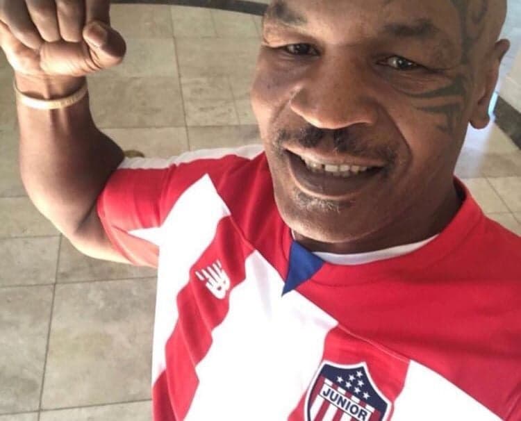 Mike Tyson com a camisa do Junior Barranquilla