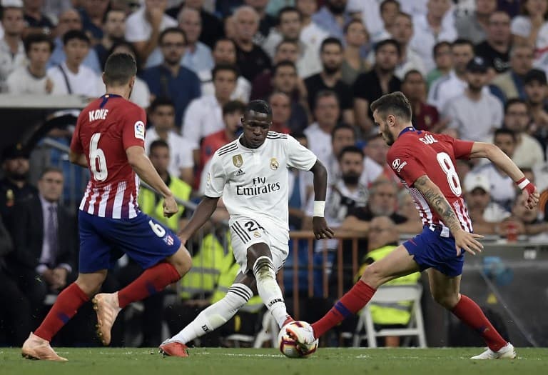 Vinicius Júnior, enfim, fez o seu primeiro jogo oficial pela equipe profissional do Real Madrid. Ele entrou no fim do clássico diante do Atlético