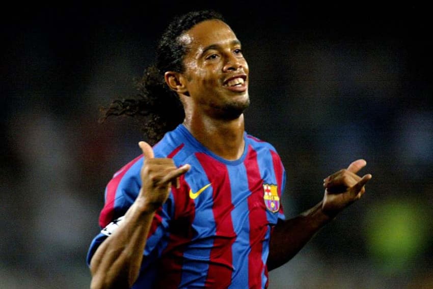 SEM APOIO DO BARÇA - Pouco antes do primeiro turno das eleições presidenciais no Brasil, o ex-jogador do Barcelona Ronaldinho Gaúcho publicou uma foto em suas redes sociais declarando apoio a Jair Bolsonaro. No entanto, o apoio do ex-atleta ao candidato do PSL não foi bem visto pela alta cúpula do clube blaugrana que estuda diminuir a participação do brasileiro em eventos publicitários.<br&gt;