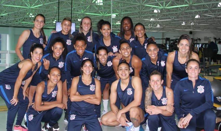 Elenco do Corinthians após treino na academia