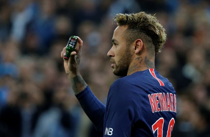 Neymar mostra objeto jogado contra ele no Velodrome