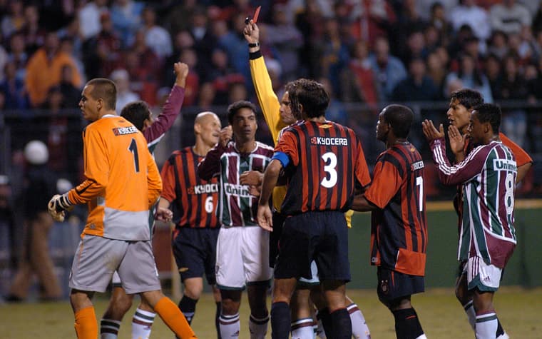 Adriano Magrão na partida entre Fluminense e Atlético-PR, na Arena da Baixada, dia 9 de maio de 2007.