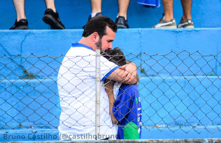 Joaquim, de 11 anos, chora com eliminação do Taubaté