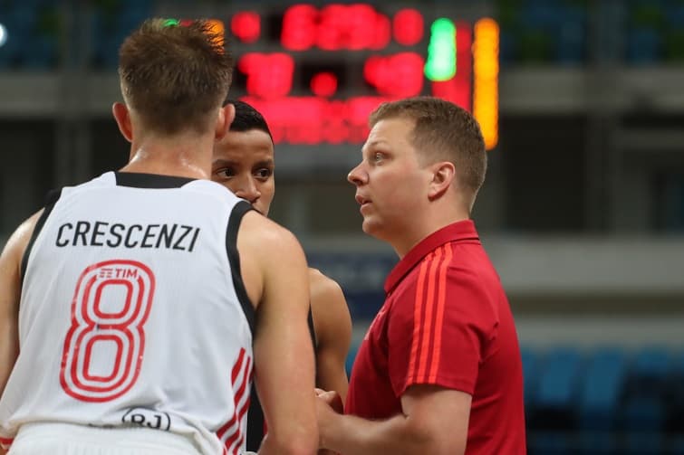 Gustavinho, técnico de basquete do Flamengo