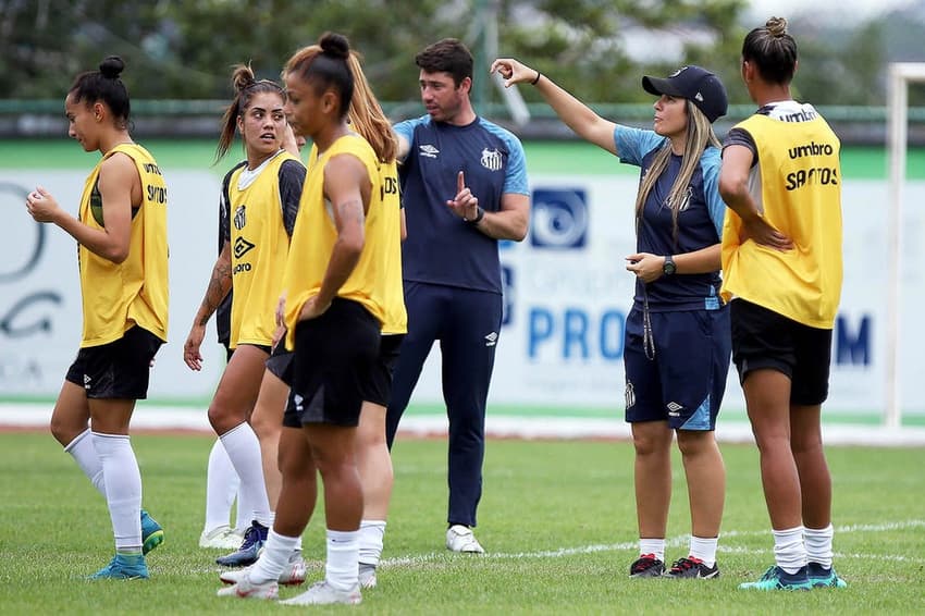 Time feminino do Santos, comandado por Emily Lima