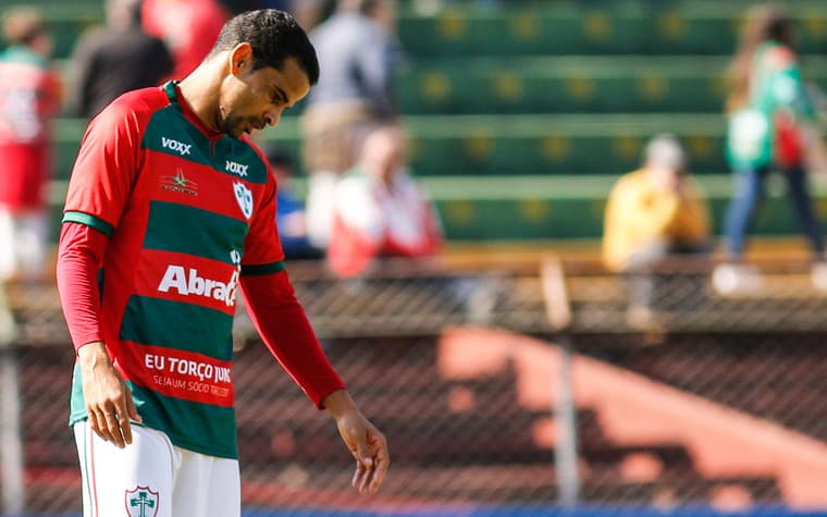 18/9/2016 - Portuguesa 0x2 Tombense (de preferência, foto que mostre jogador da Portuguesa frustrado, com a equipe rebaixada para Série D)