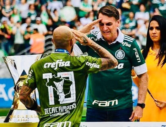 Felipe Melo presta continência a Bolsonaro