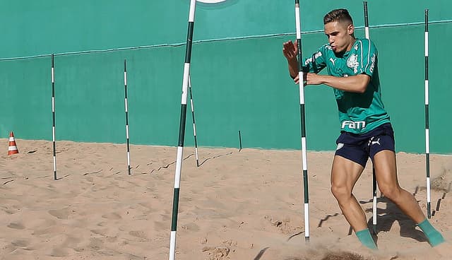 Raphael Veiga foi pedido por Felipão, mas faz reforço muscular e pode ficar fora da lista inicial do Paulista