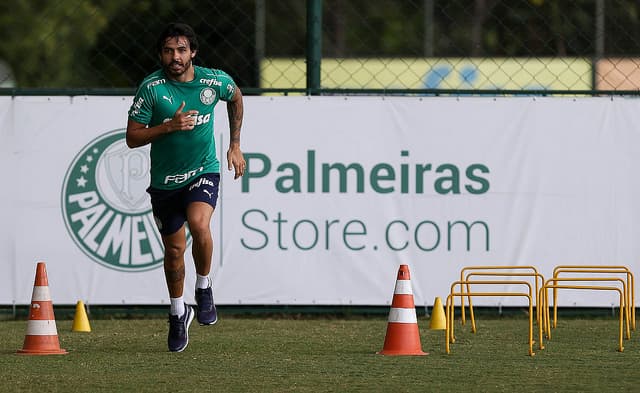 Ricardo Goulart está em recuperação de cirurgia no joelho direito