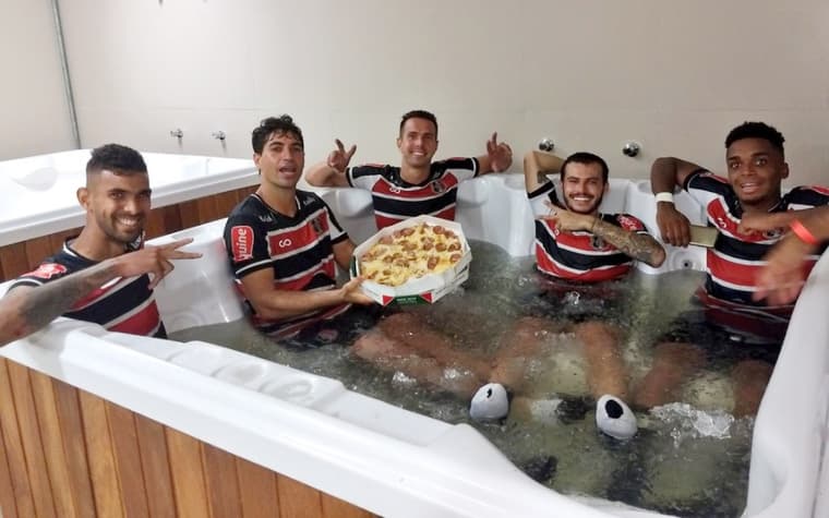 Jogadores do Santa Cruz comendo pizza na Hidromassagem