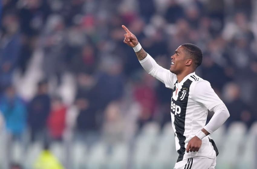 Douglas Costa marca golaço e comemora