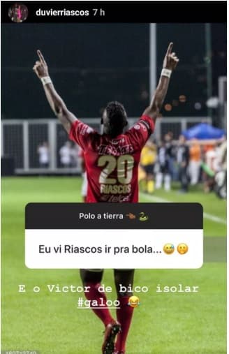 Riascos comentou postagem de um seguidor com canção devotada ao goleiro Victor