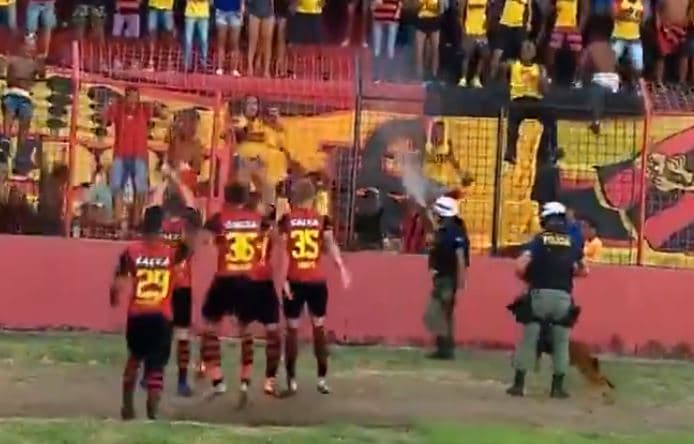 Policial usa spray contra torcida do Sport