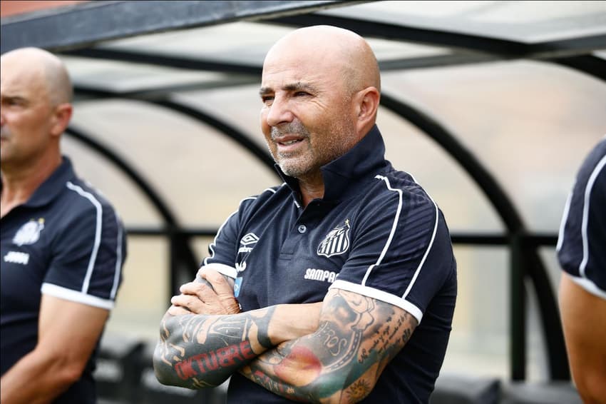 O argentino Jorge Sampaoli começou a escrever sua história no Santos em 2019 e, nesta década, já tem um recorde: nenhum outro estrangeiro comandou equipes do país com três vitórias seguidas sem sofrer gols e tendo marcado sete. Nesta galeria, o LANCE! reúne os gringos que comandaram as equipes de elite do futebol nacional desde 2011 e seus respectivos resultados nos três primeiros jogos! Confira!