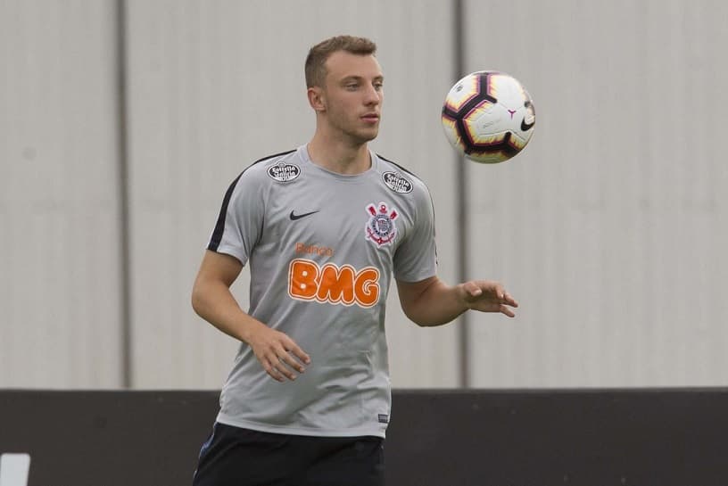 Carlos Augusto em treino do Corinthians