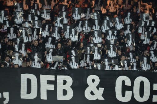 Protesto da torcida do Nuremberg diante do Dortmund