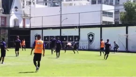 Wenderson faz golaço de bicicleta em treino do Botafogo