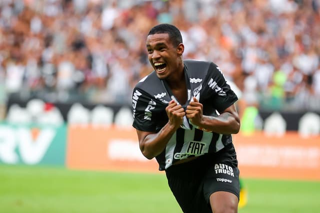 Alerrandro marcou pela primeira vez em clássicos no profissional e assumiu a artilharia do Mineiro com sete gols