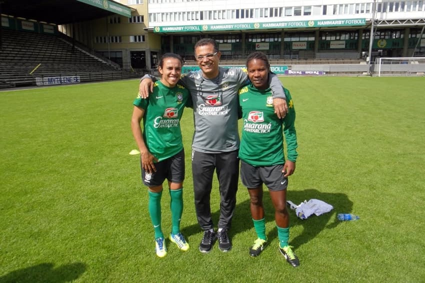 Ronaldo Lima entre Marta e Formiga, ícones da seleção feminina de futebol