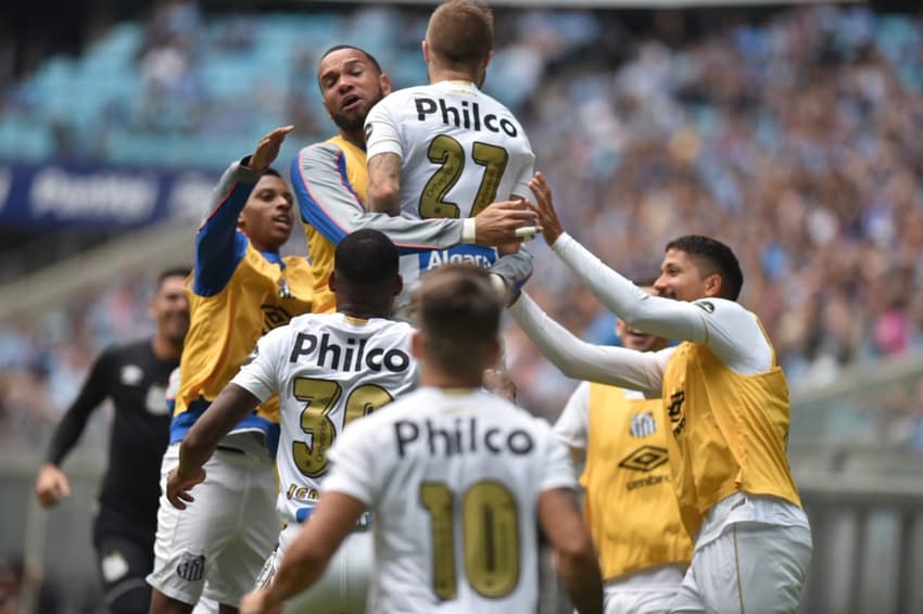 O Santos conquistou um grande resultado ao bater o Grêmio, na Arena, por 2 a 1, na estreia das duas equipes no Brasileirão. Sasha e Felipe Jonatan marcaram os gols do Peixe na partida. Veja as notas do LANCE! por Ricardo Tavares (reportersantos@lancenet.com.br).<br&gt; Eduardo Sasha