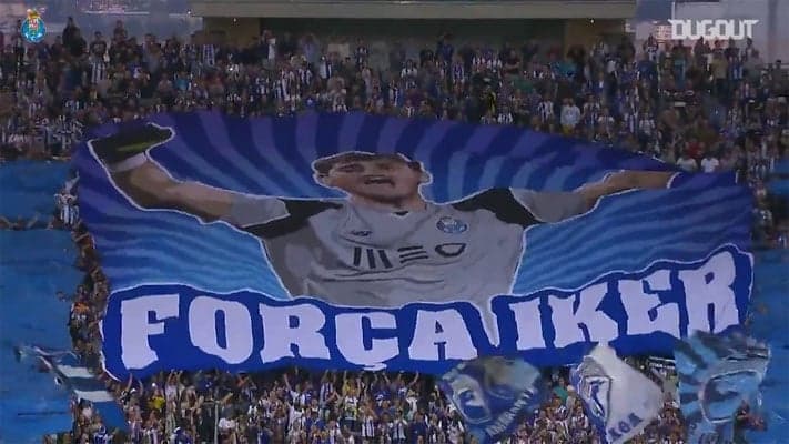 Casillas recebe homenagens de jogadores e torcedores do Porto