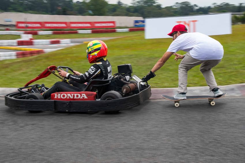 De kart, Pietro Fittipaldi puxa skatista Rony Gomes