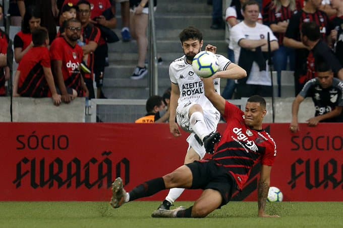 João Paulo em ação contra o Athletico