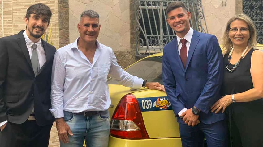 Bruno Guimarães foi para a premiação do Campeonato Brasileiro com o táxi do seu pai